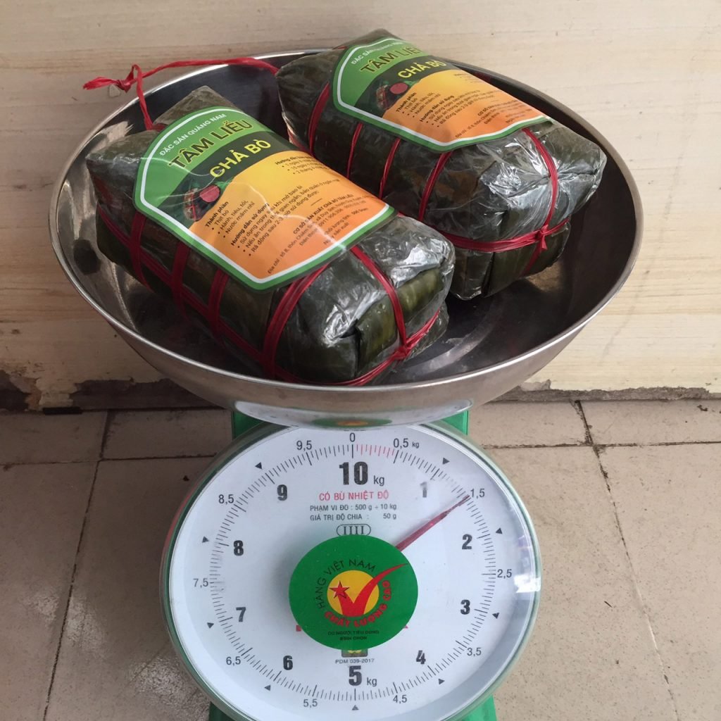 Cân kỹ trọng lượng 1kg chả bò Đà Nẵng của Tâm Liễu trước khi giao cho khách