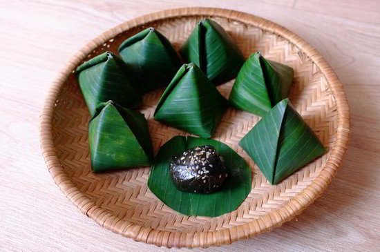 Mua chục bánh ít lá gai đi đám giỗ