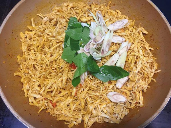 Nguyên liệu trước khi làm khô gà gồm gà, lá chanh, sả ớt